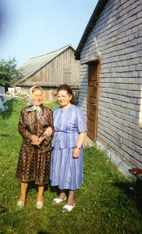 KKE 2426.jpg - Fot. Przed domem. Zuzanna Czerniawska (z domu Bujko) z siostrą Marią Kołakowską (z domu Bujko), Komaje, 1985 r.